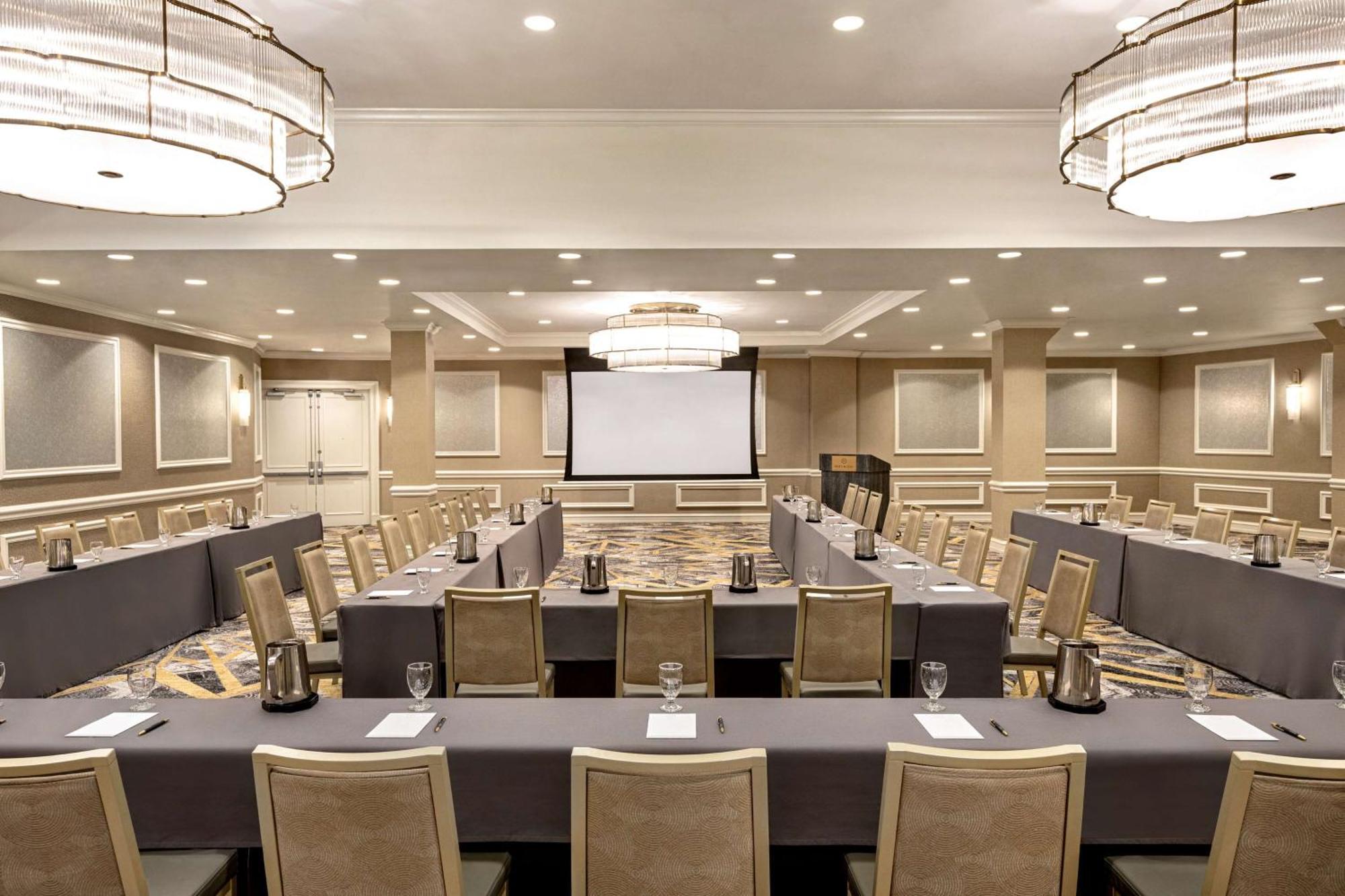 Martinique On Broadway, Curio Collection By Hilton 4*