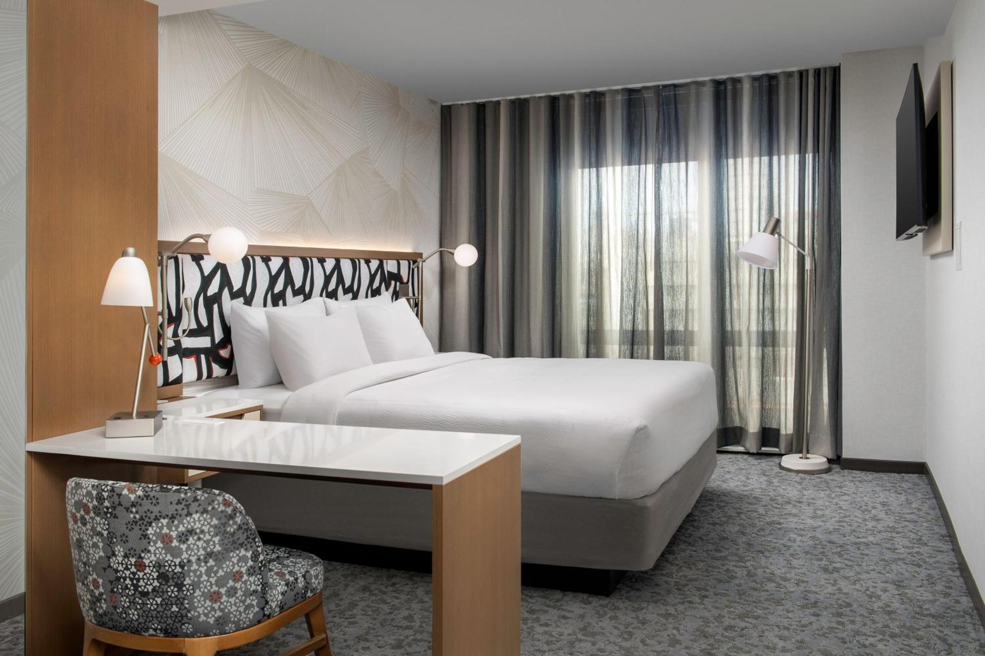 Hotel Springhill By Marriott Queens 3*