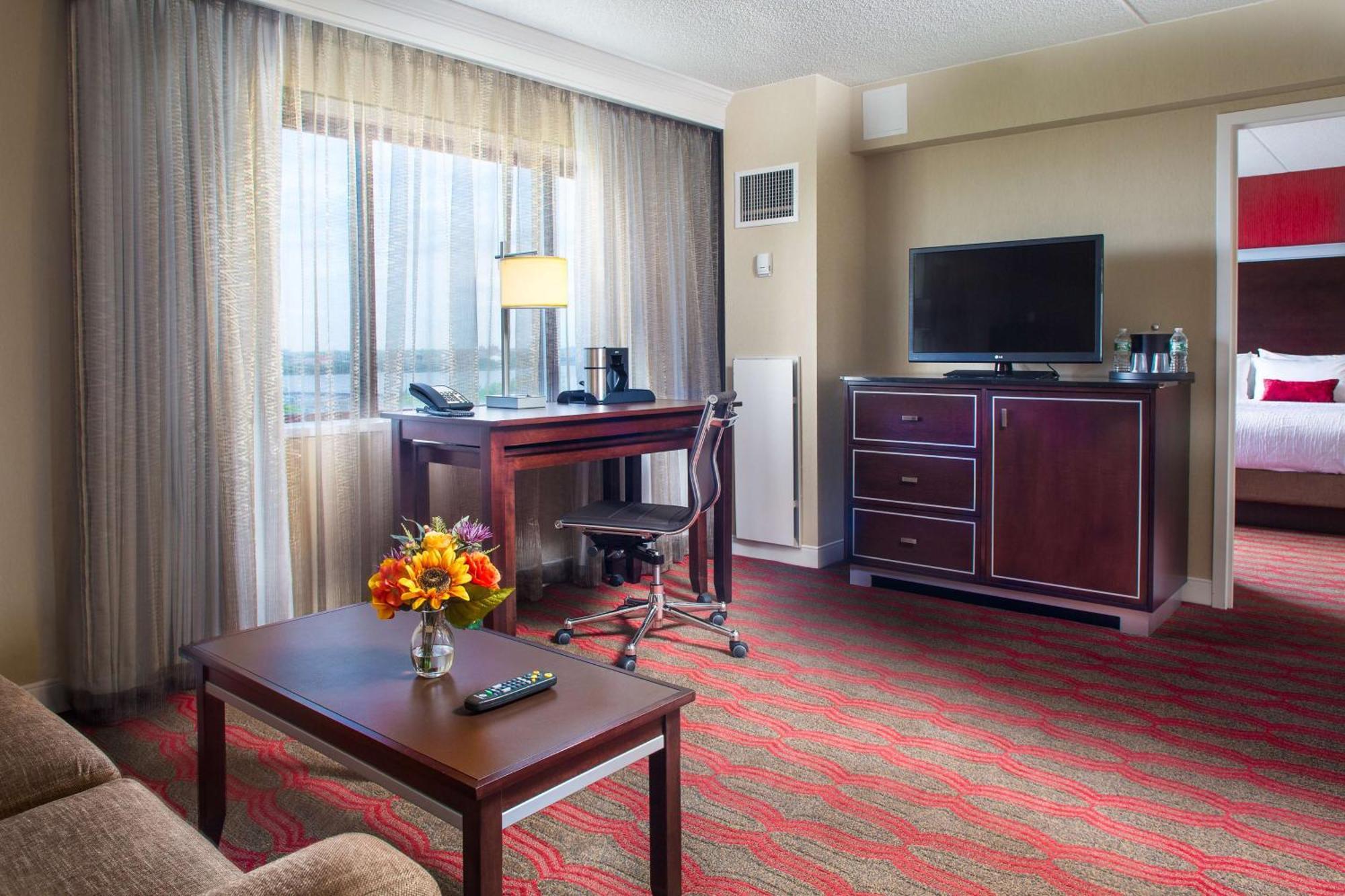 Hotel Laguardia Plaza 3*