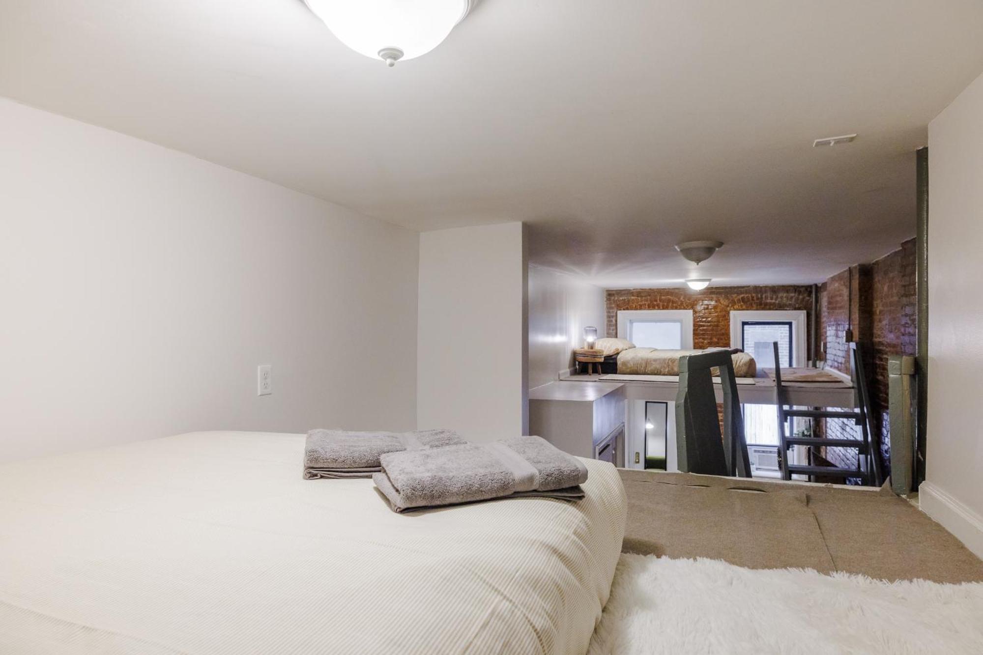 Experience The Vibrant Energy Of City Living Apartment New York