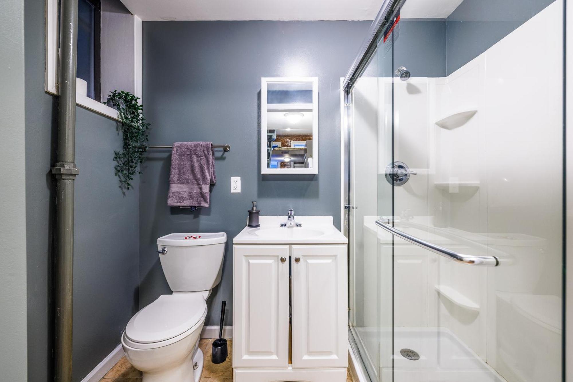 Experience The Vibrant Energy Of City Living Apartment *