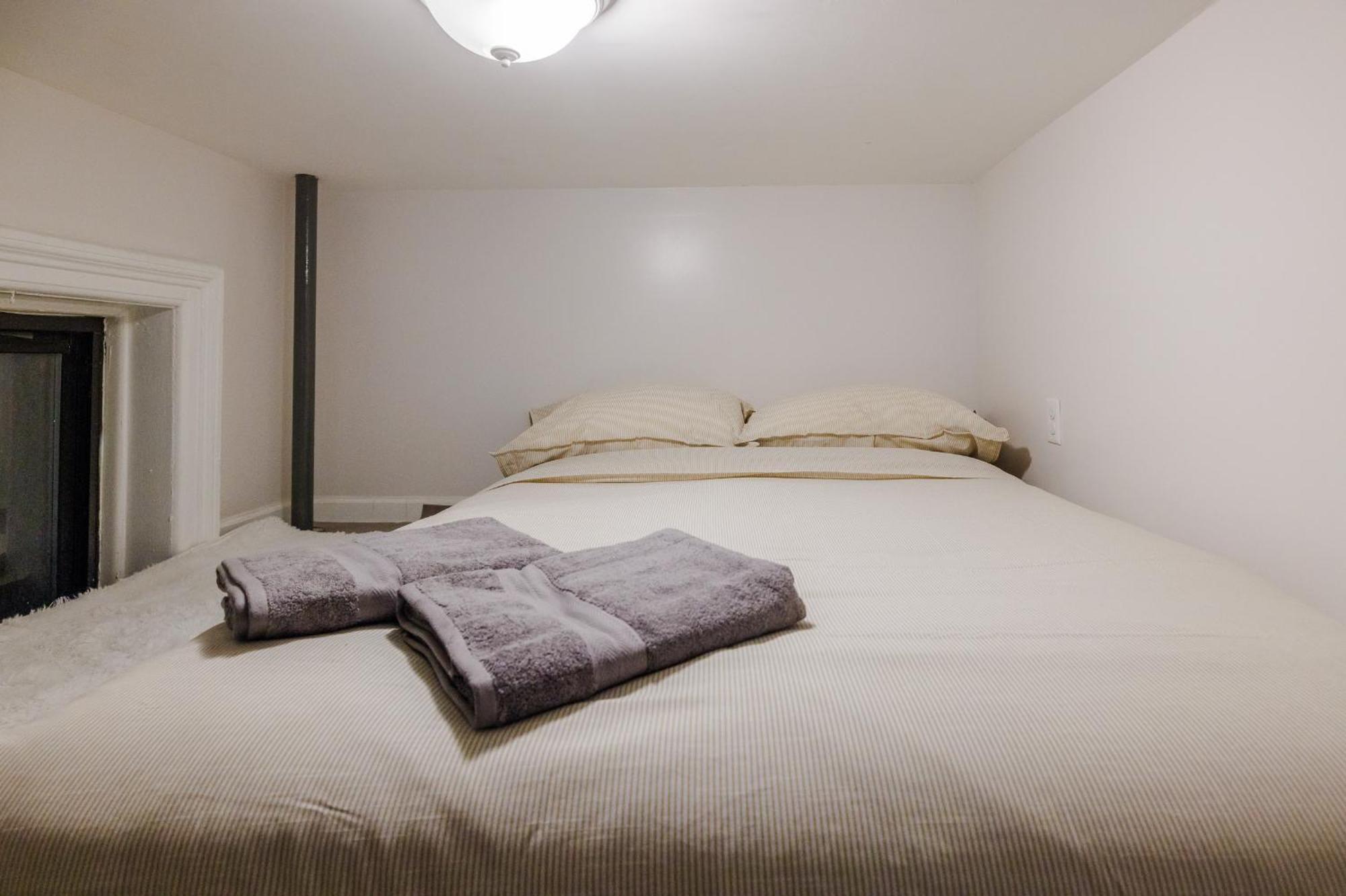 Experience The Vibrant Energy Of City Living Apartment *