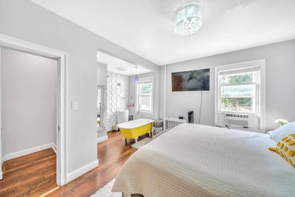 3 Bedroom Duplex W Large Backyard *