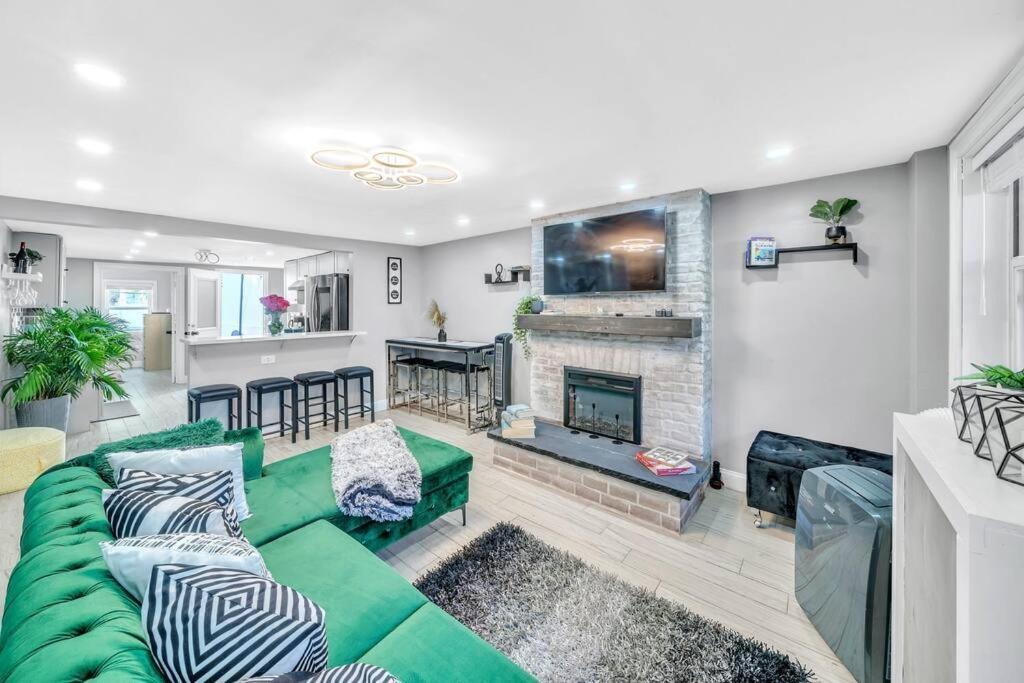 3 Bedroom Duplex W Large Backyard *