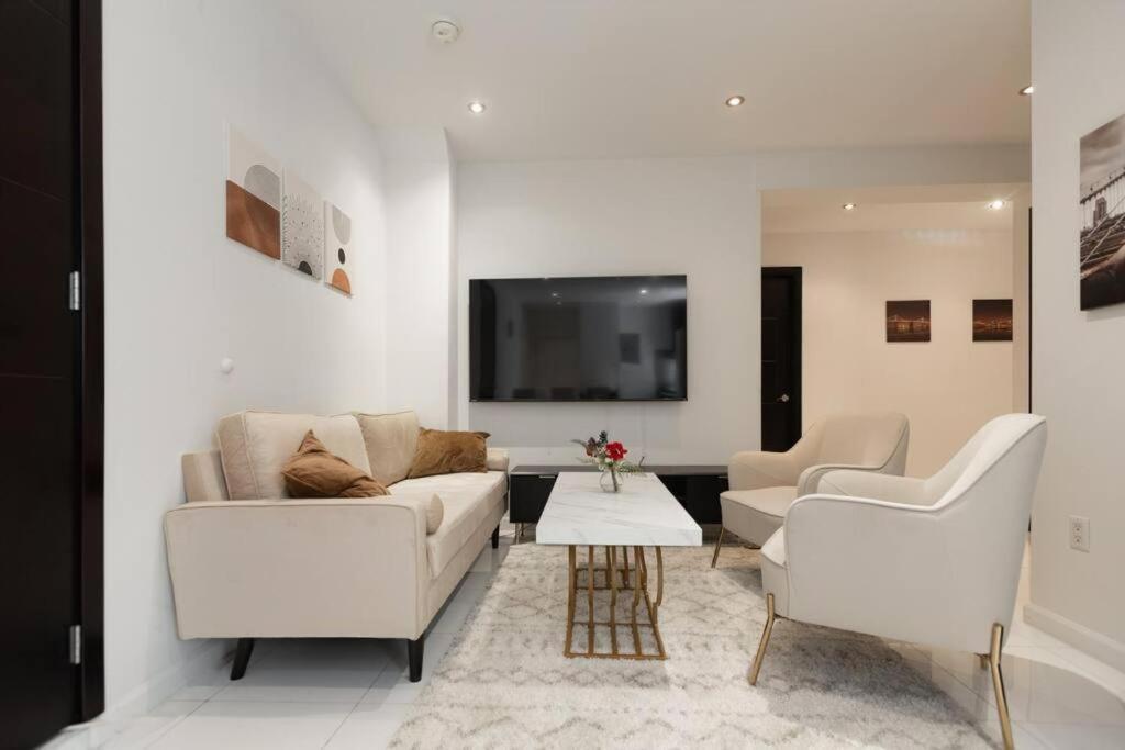 Magnificent 5 Bedroom Apt In Nyc!
