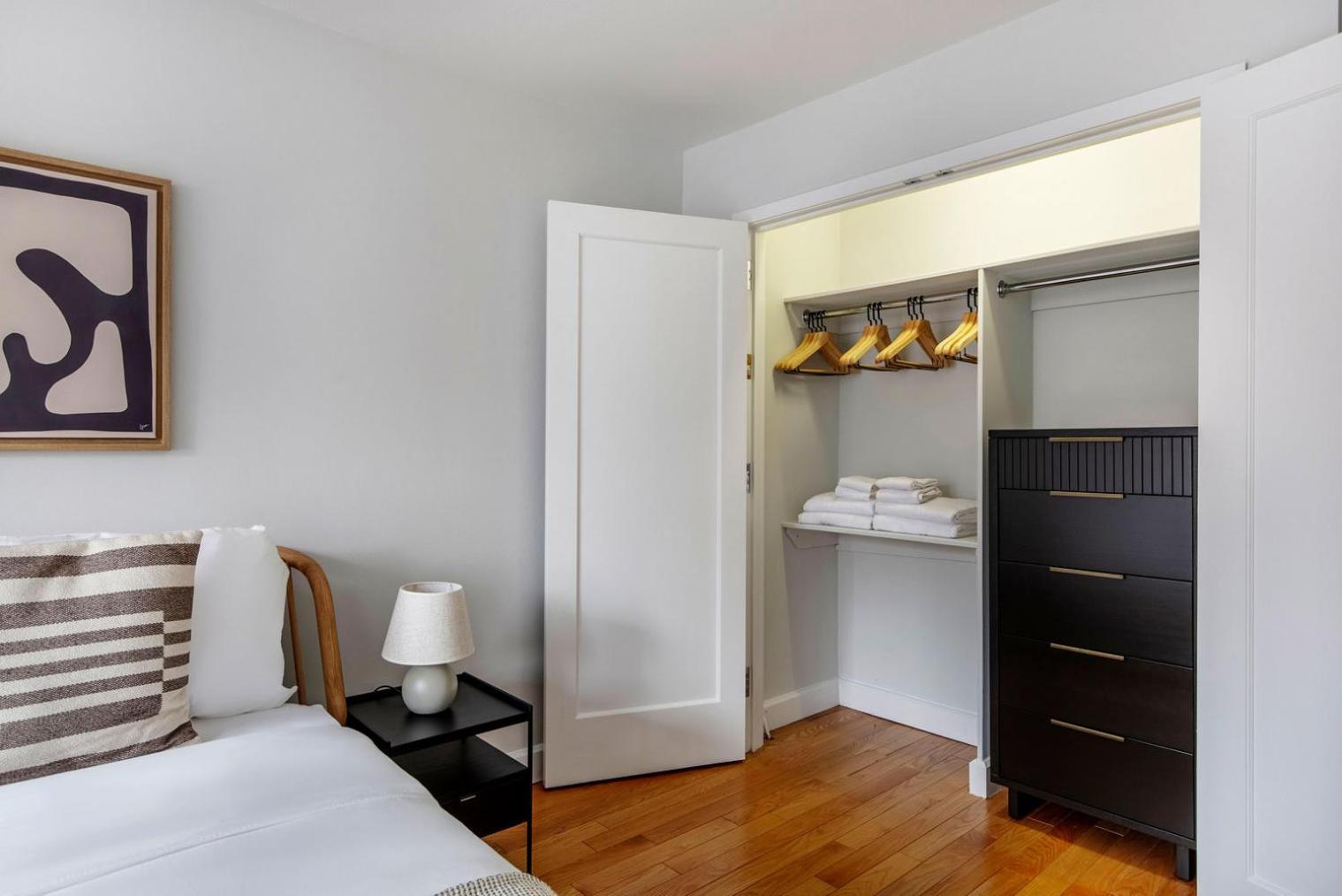 Lenox Hill 2br W Elevator Doorman Nr Art Nyc-1284