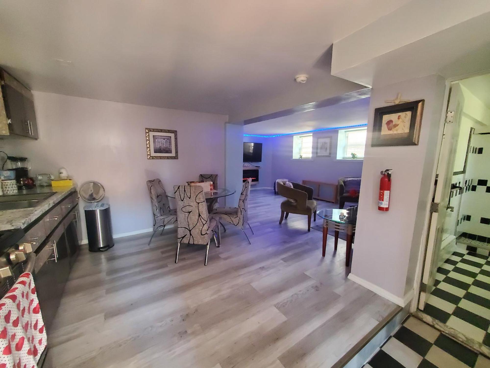 Lovely 2 Bedroom With 2 Entrance And Parking *