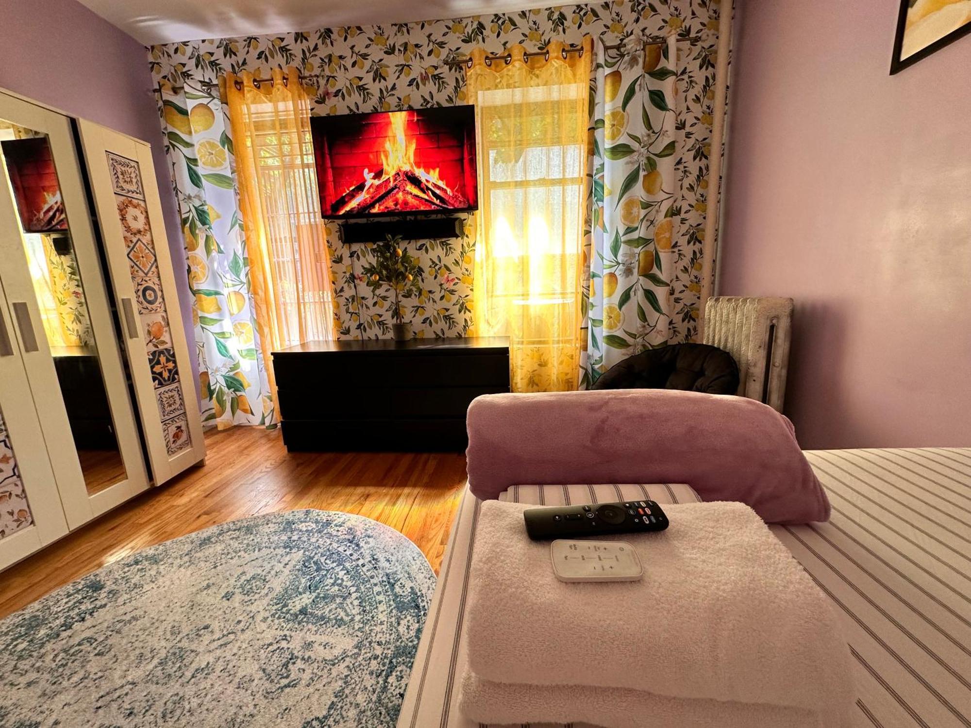 Lavender Queen Room Bright & Peaceful Stay In Central Harlem Apartment *