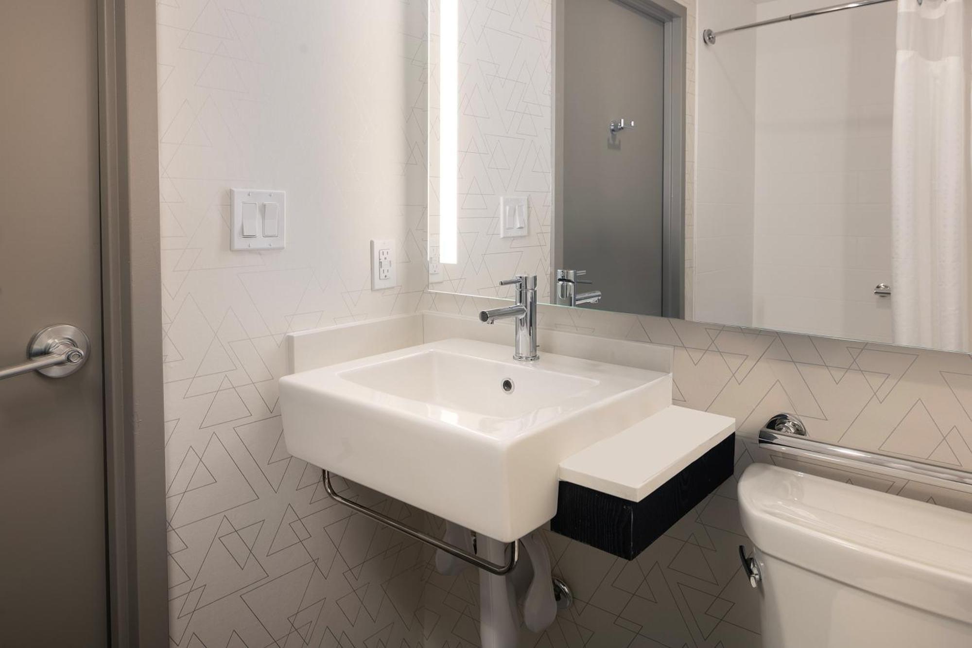 Express Chelsea By Ihg Hotel