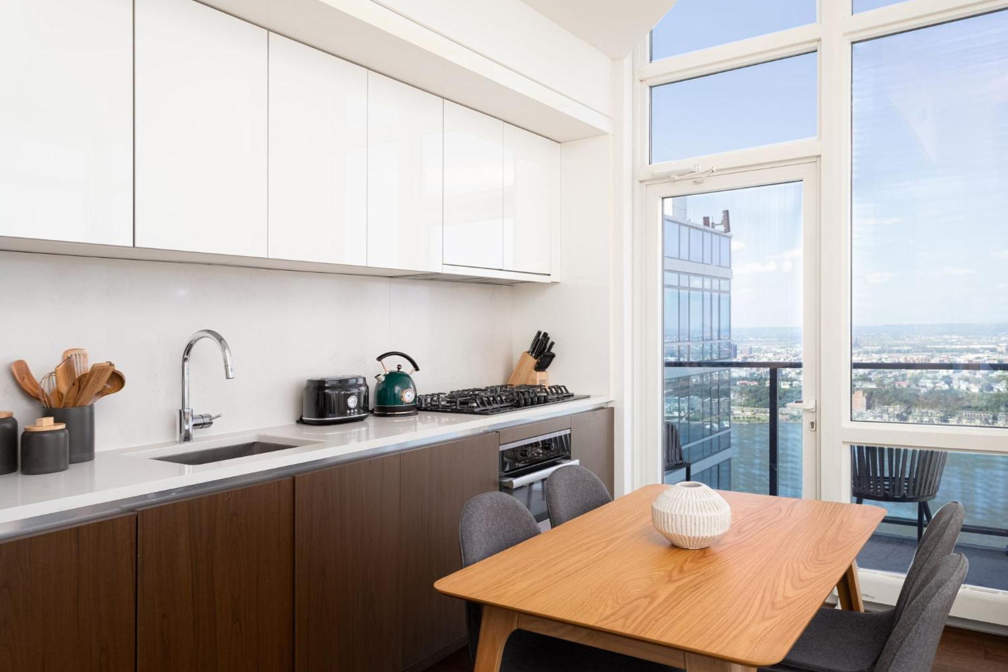 Lux Views To The Hudson 2bd 2bath Apartment New York