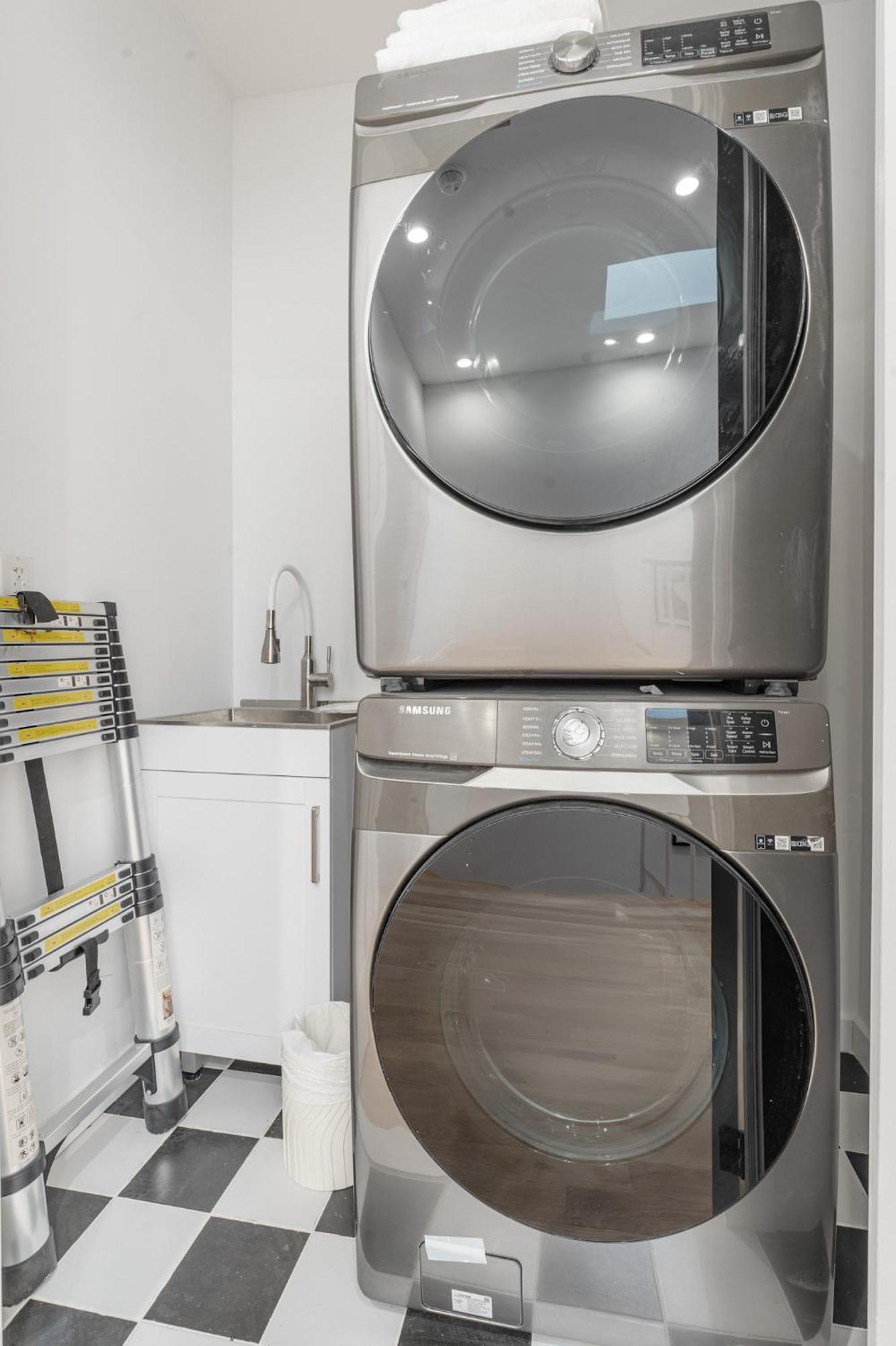 Luxurious Harlem With Modern Amenities, Outdoor Patio!