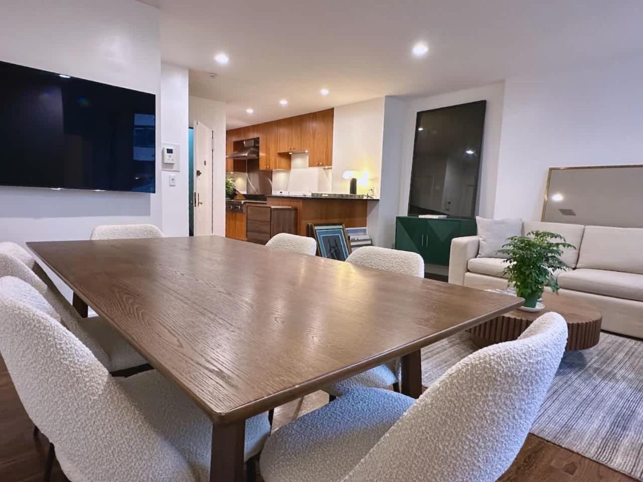 Private Townhome Near Un Holiday home *