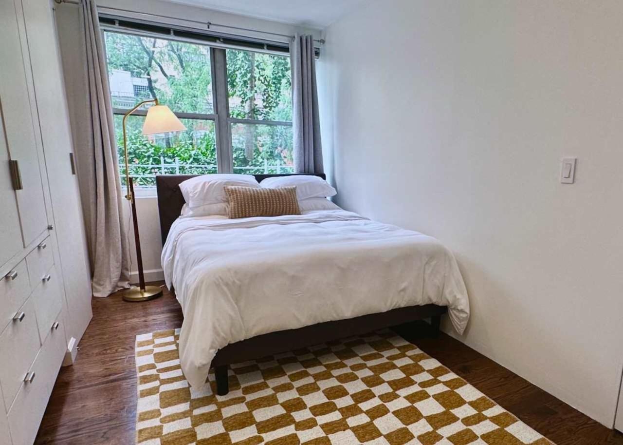 Private Townhome Near Un