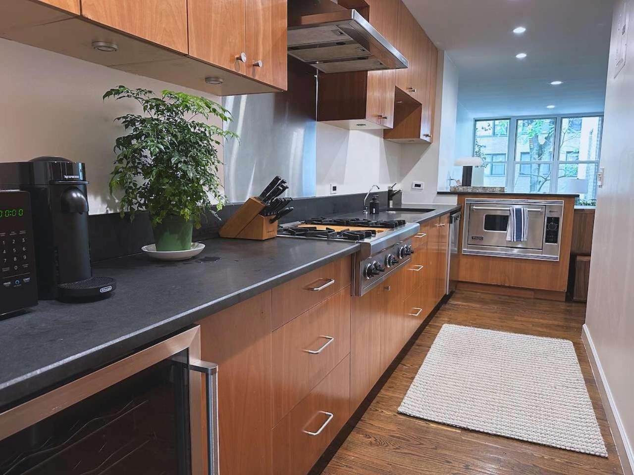 Private Townhome Near Un Holiday home *