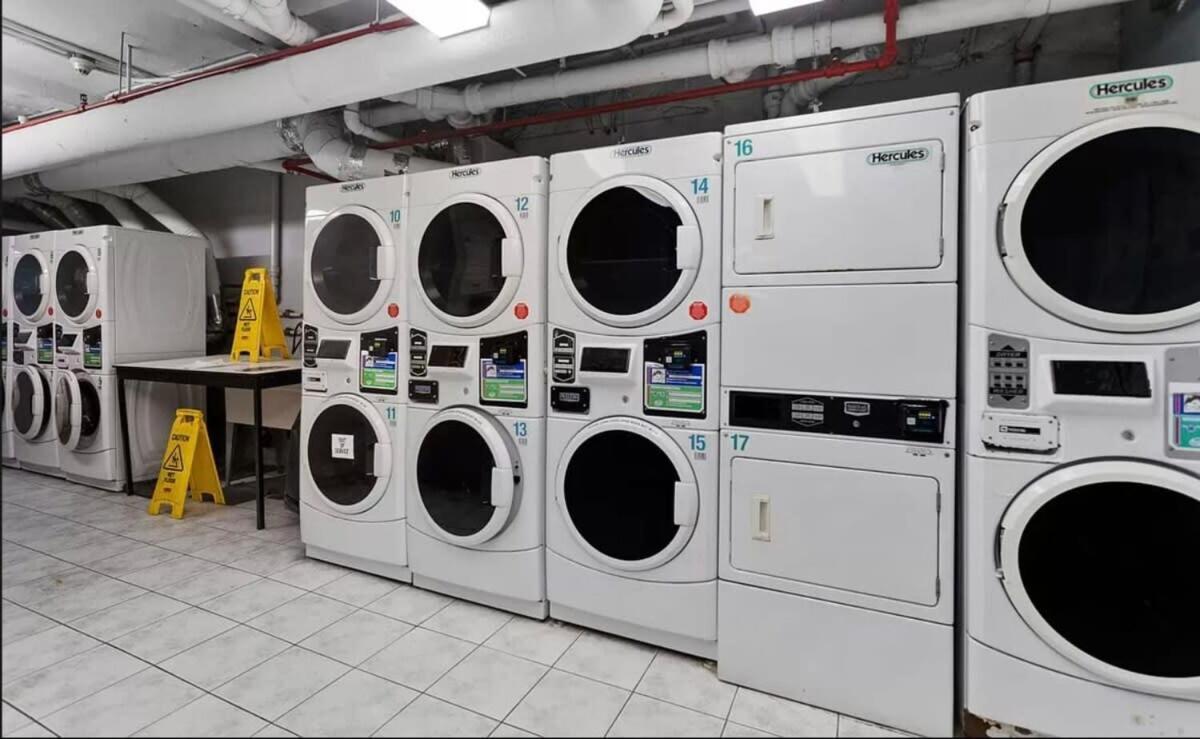 73-1504 Newly Reno Uws Doorman Gym Laundry Apartment *