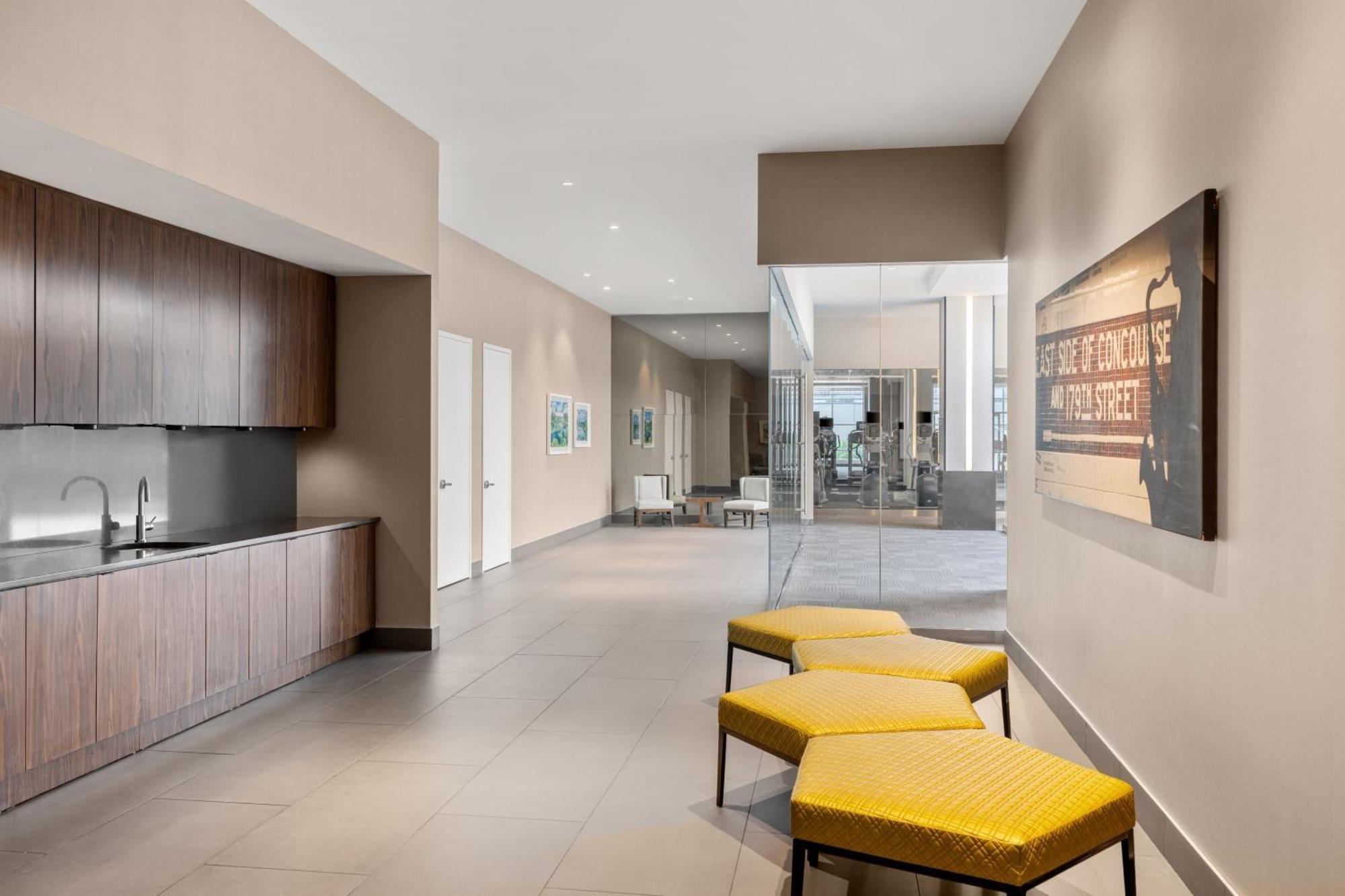By Marriott The Bronx At Metro Center Atrium 3*