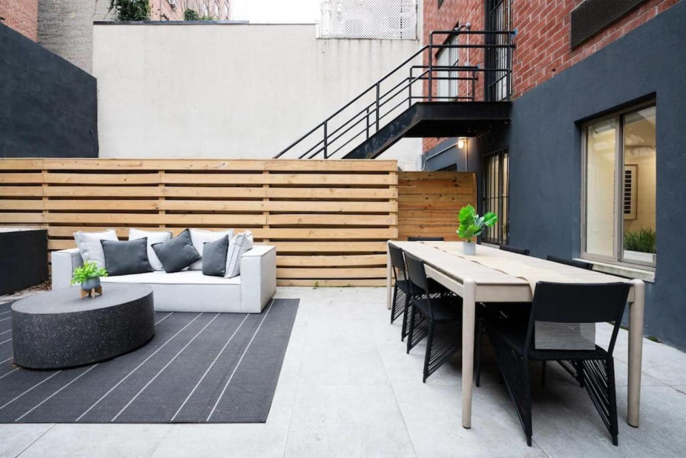 Massive 1br W Private Patio In Upper East Side