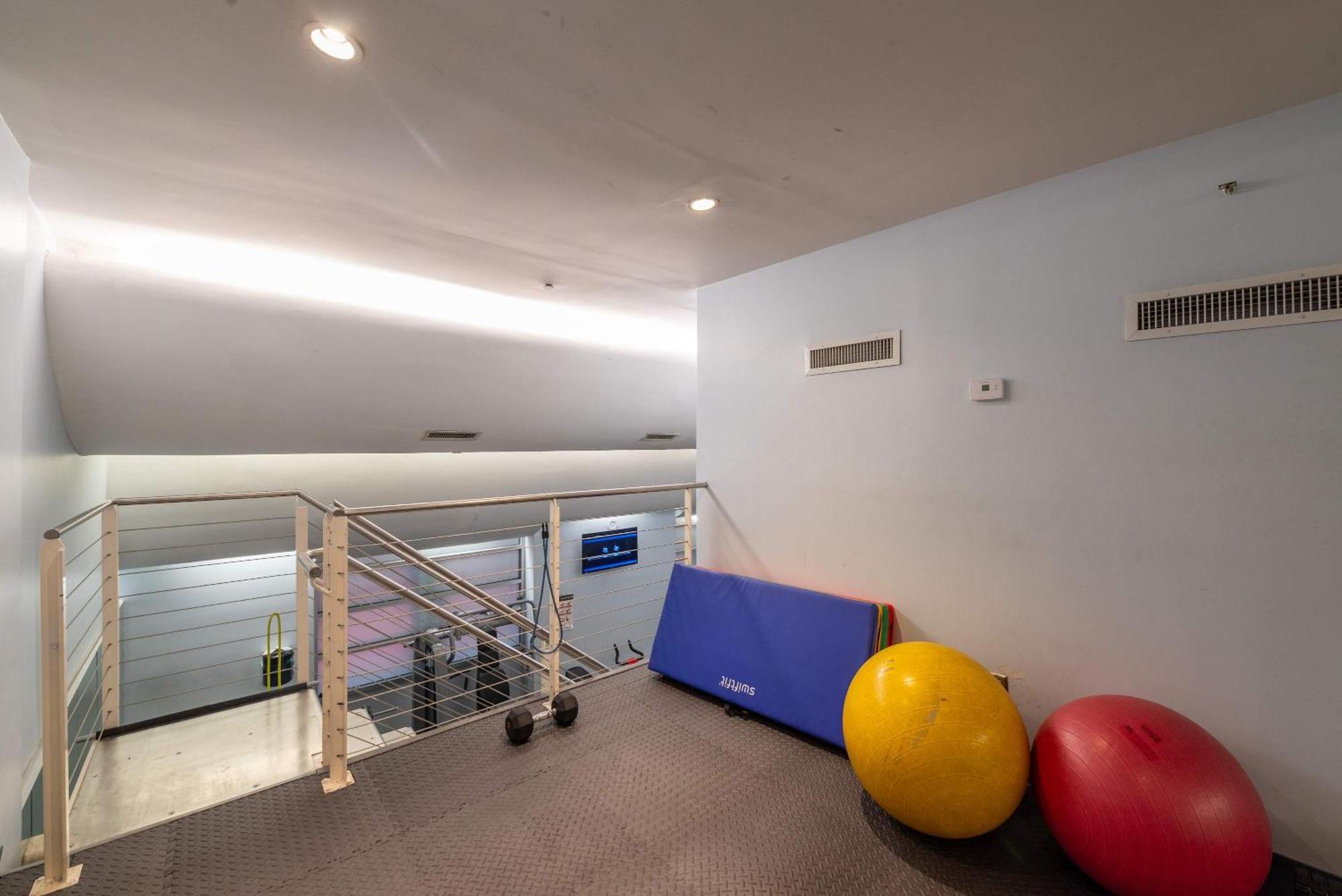Apartment Stunning In The Heart Of Gym