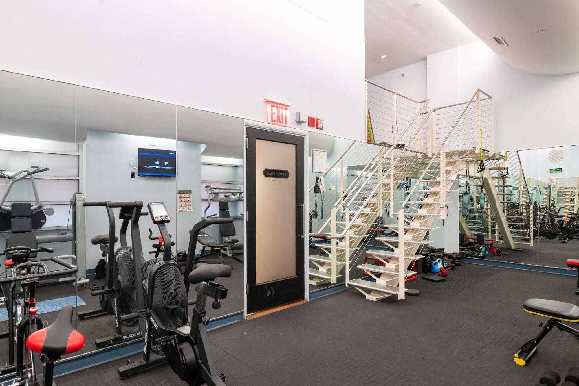 Stunning In The Heart Of Gym Apartment *
