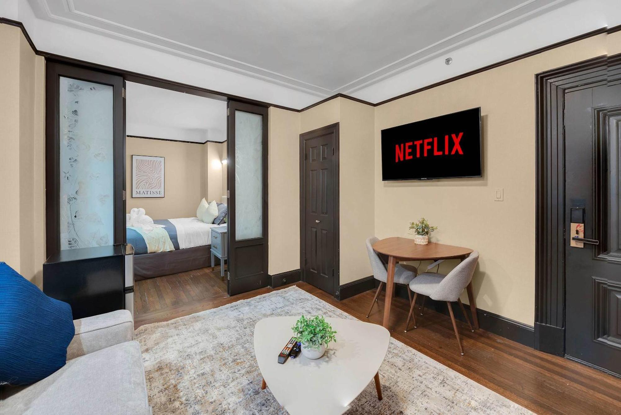 Stunning In The Heart Of Gym Apartment *
