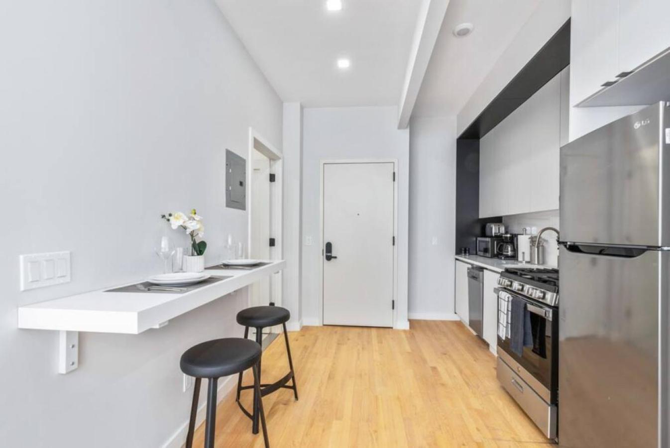 Studio W Charming Juliet Balcony In Upper East Apartment