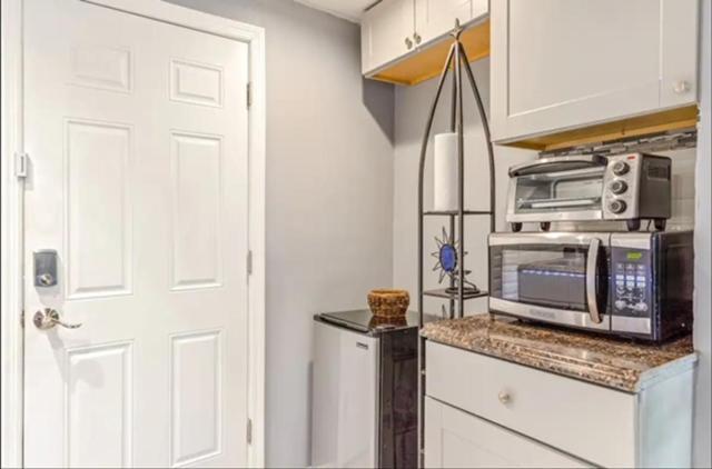 Brooklyn Spacious Space With Private Entrance, Bathroom, & Backyard - Full-kitchen Apartment