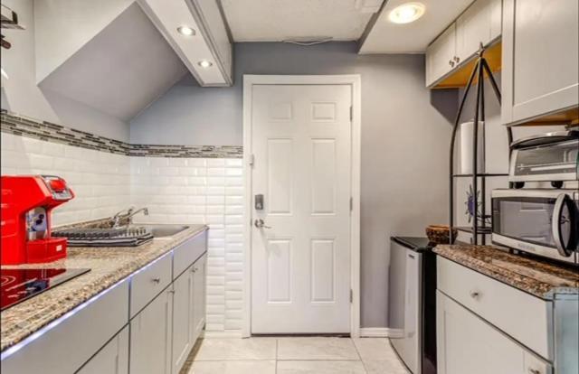 Brooklyn Spacious Space With Private Entrance, Bathroom, & Backyard - Full-kitchen Apartment New York