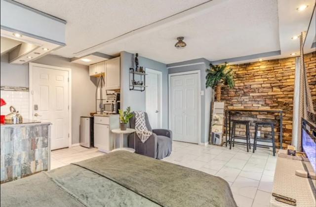 Apartment Brooklyn Spacious Space With Private Entrance, Bathroom, & Backyard - Full-kitchen *
