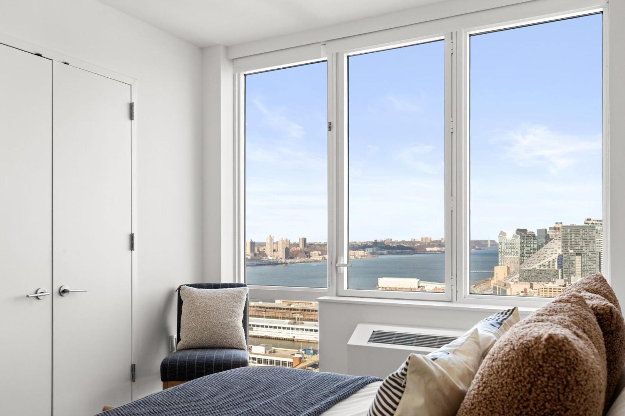 Apartment 1 Bd Luxury With Stunning Views *