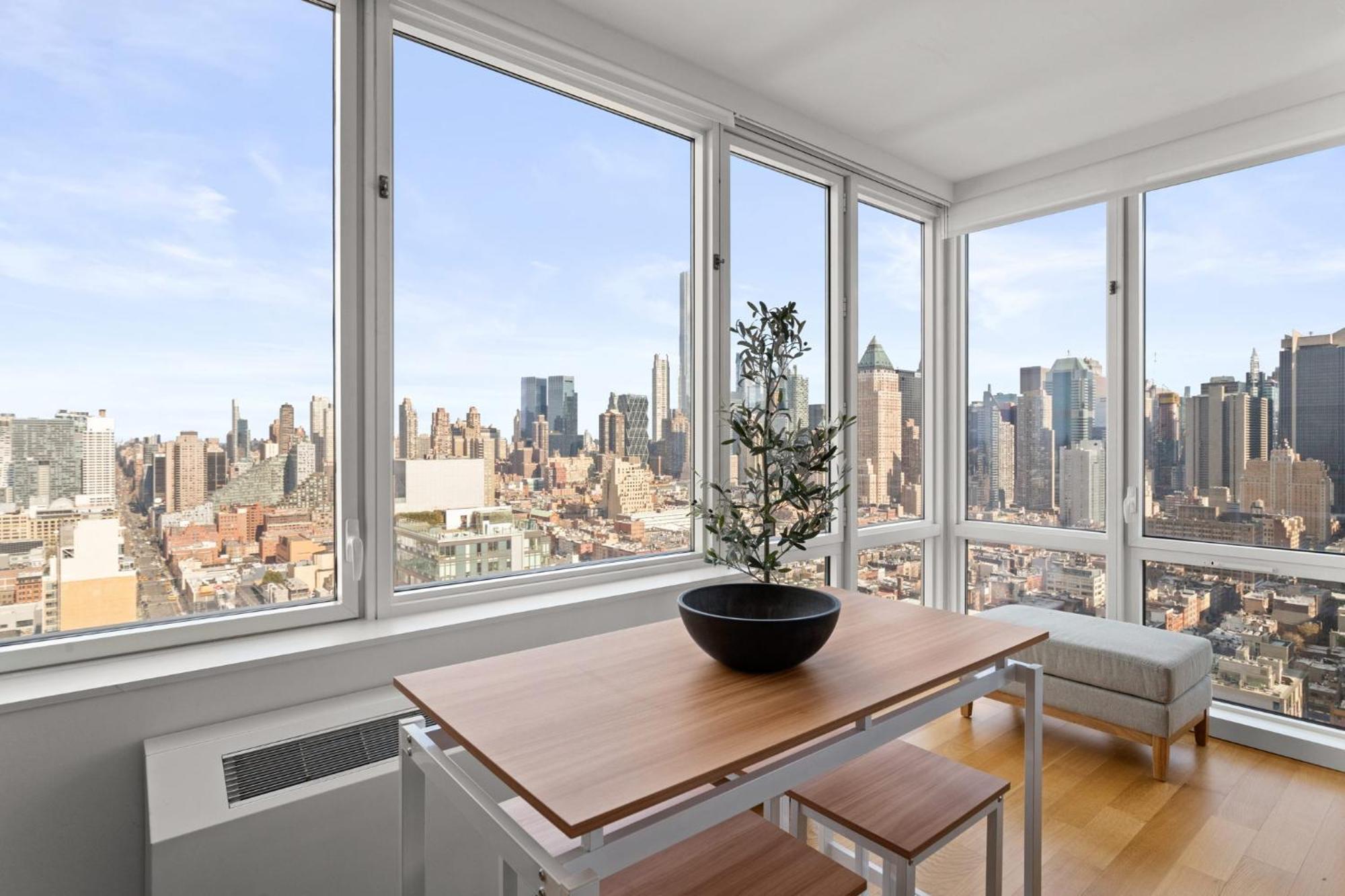 1 Bd Luxury With Stunning Views *