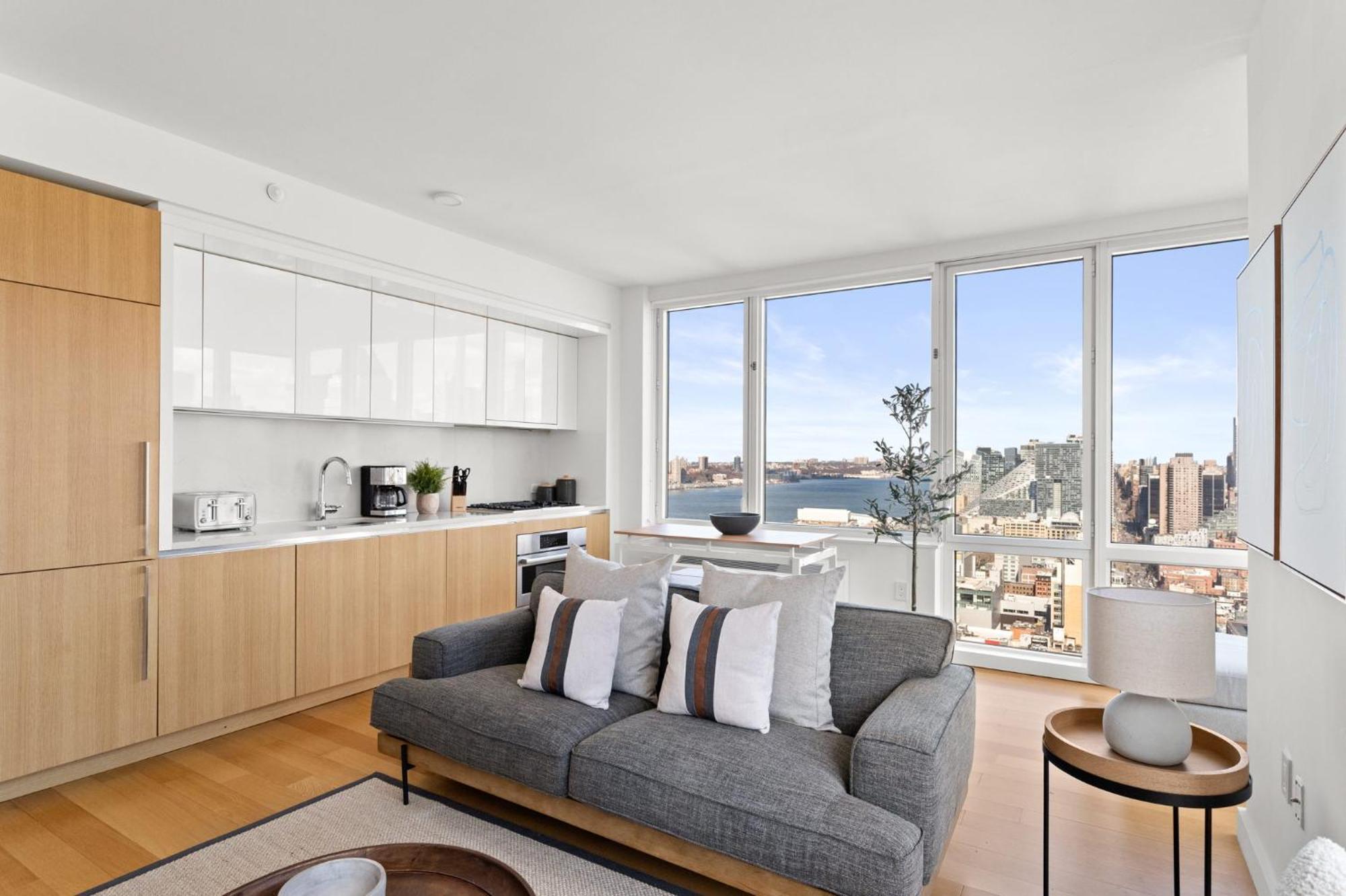 1 Bd Luxury With Stunning Views New York