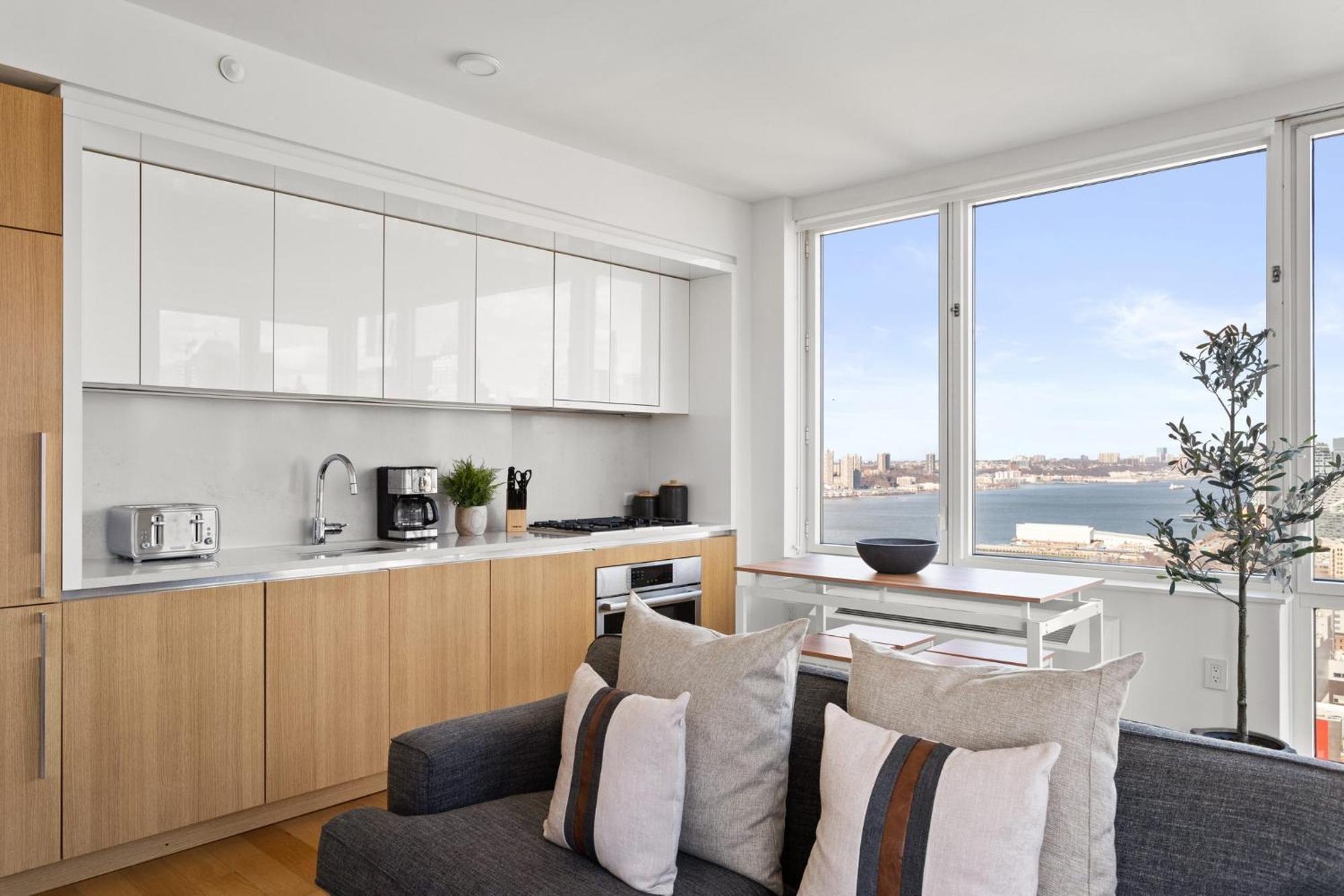 1 Bd Luxury With Stunning Views Apartment