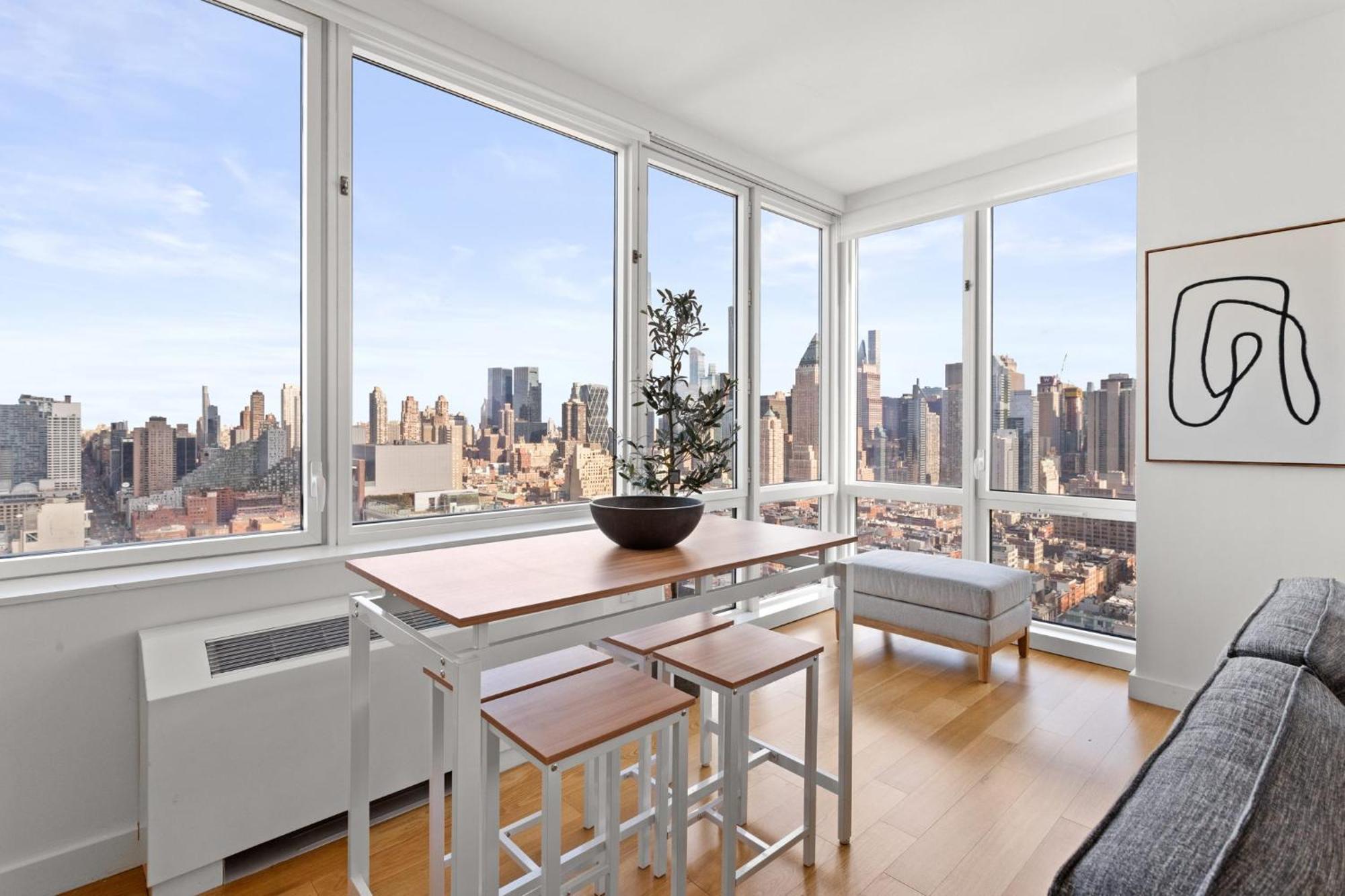 1 Bd Luxury With Stunning Views Apartment *