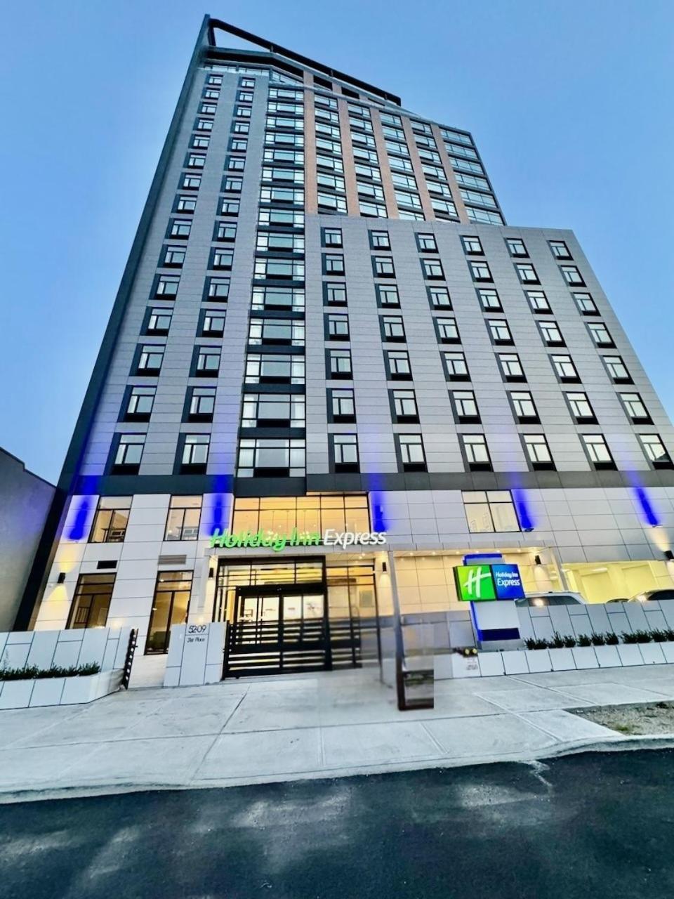 Holiday Express Long Island City 3*