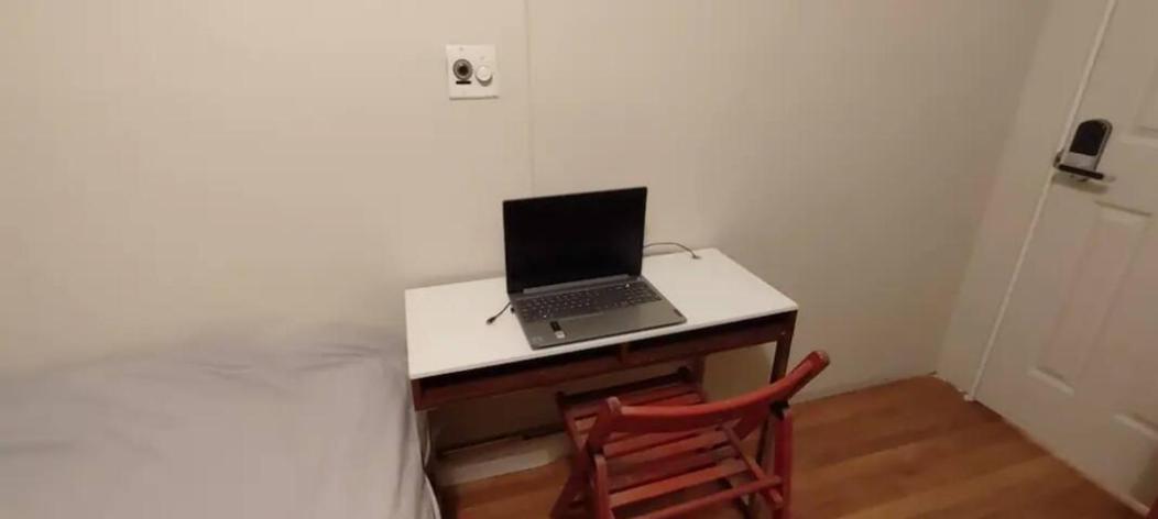 Ground Floor Williamsburg Private Bedroom Near Subway *