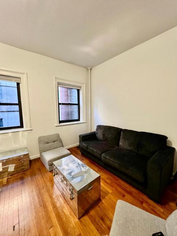 Mid Town East 28th Street Next To Times Square * New York