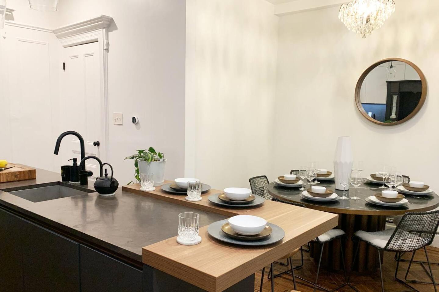 Two Story Luxury Brooklyn Brownstone Homestay *