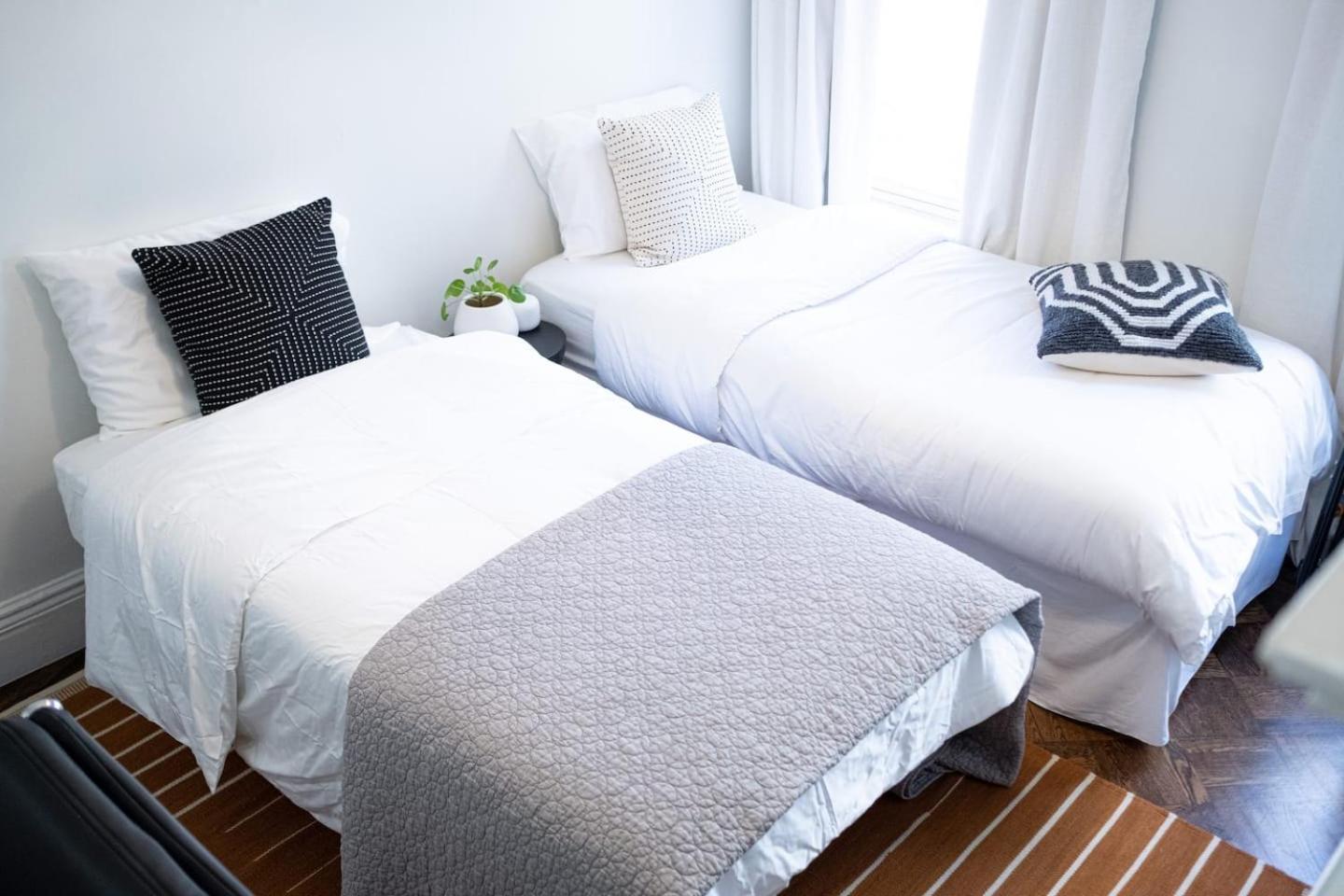 Two Story Luxury Brooklyn Brownstone Homestay *