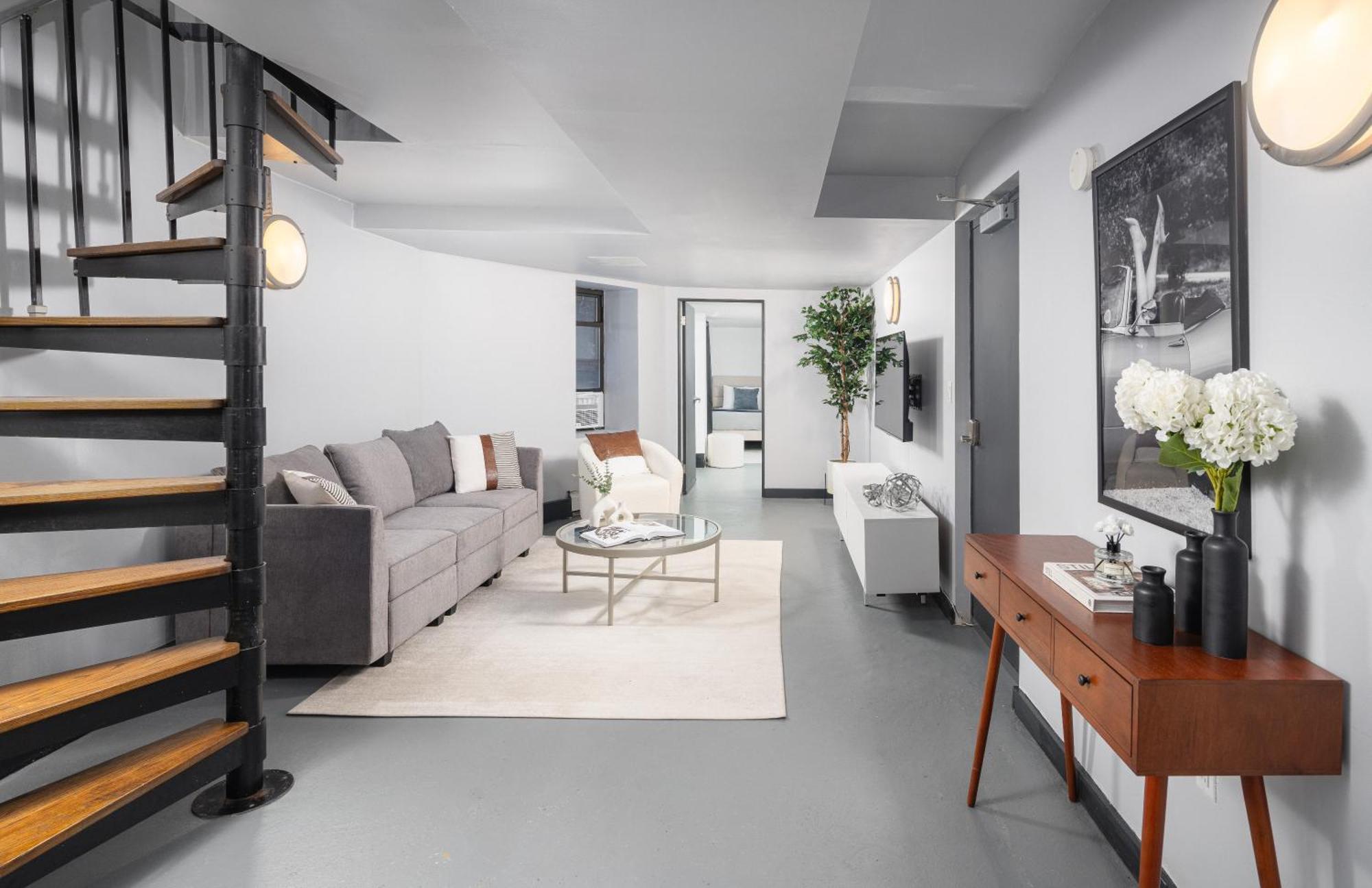 Stylish Duplex In Manhattan With Backyard