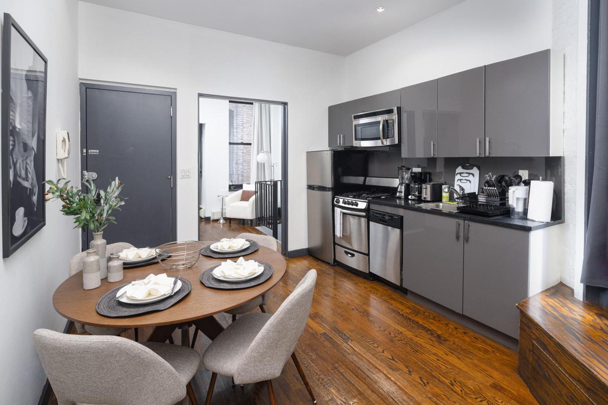 Stylish Duplex In Manhattan With Backyard Apartment