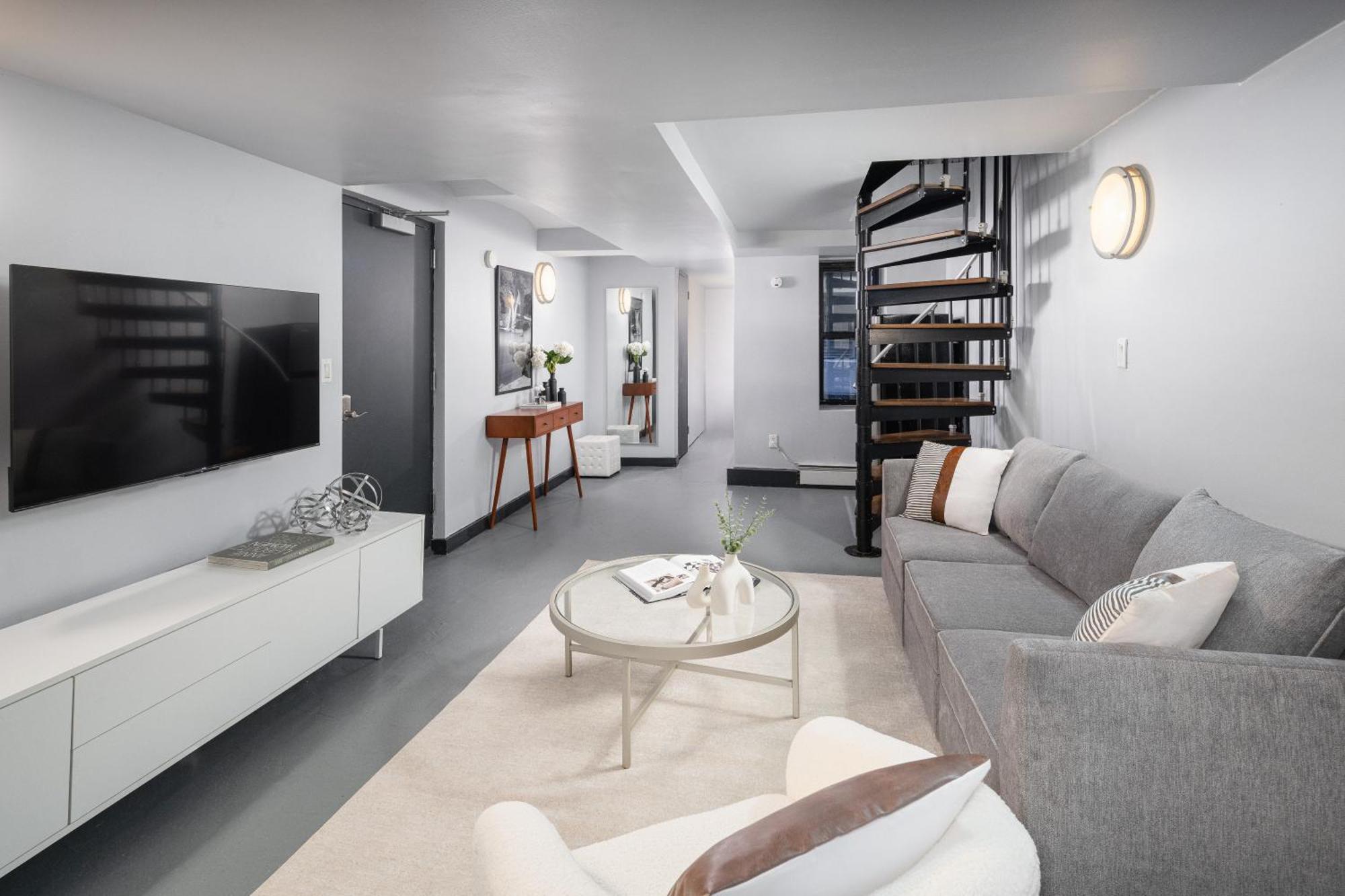 Apartment Stylish Duplex In Manhattan With Backyard