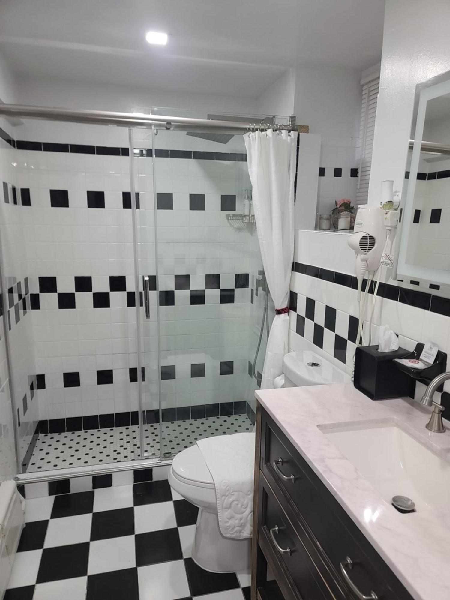 Lovely 2 Bedroom With 2 Entrance And Parking Apartment *