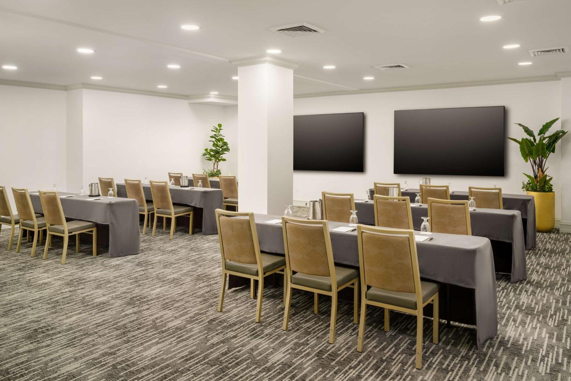 Hotel Martinique On Broadway, Curio Collection By Hilton