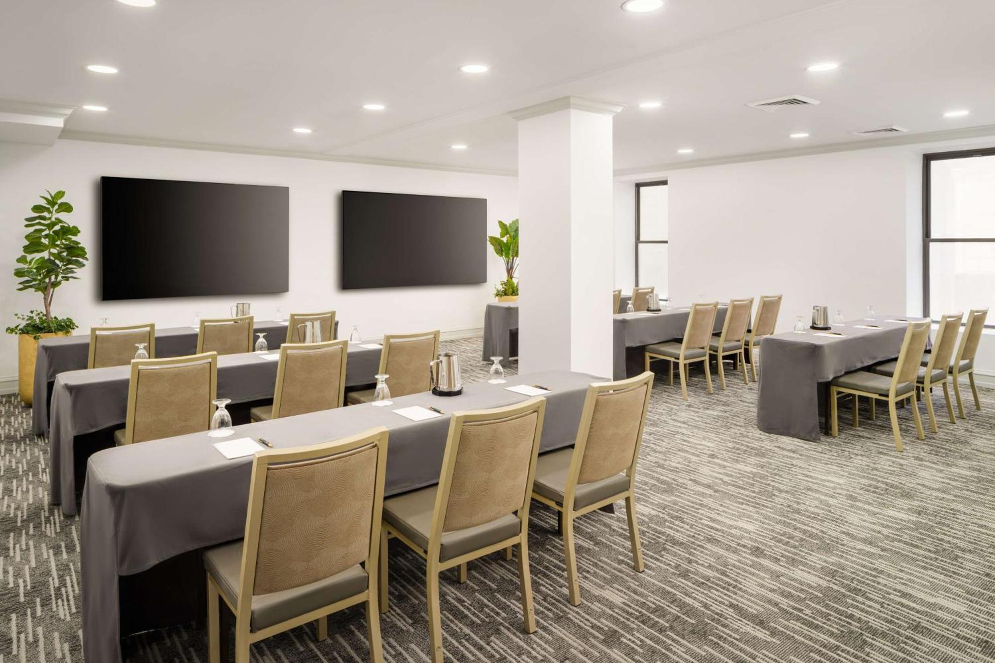 Martinique On Broadway, Curio Collection By Hilton Hotel 4*