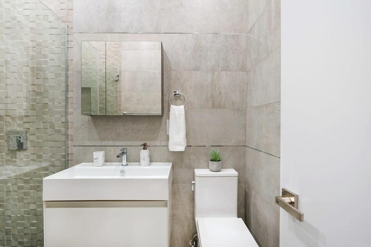 317-1d New 2br Duplex Wd Private Backyard Apartment