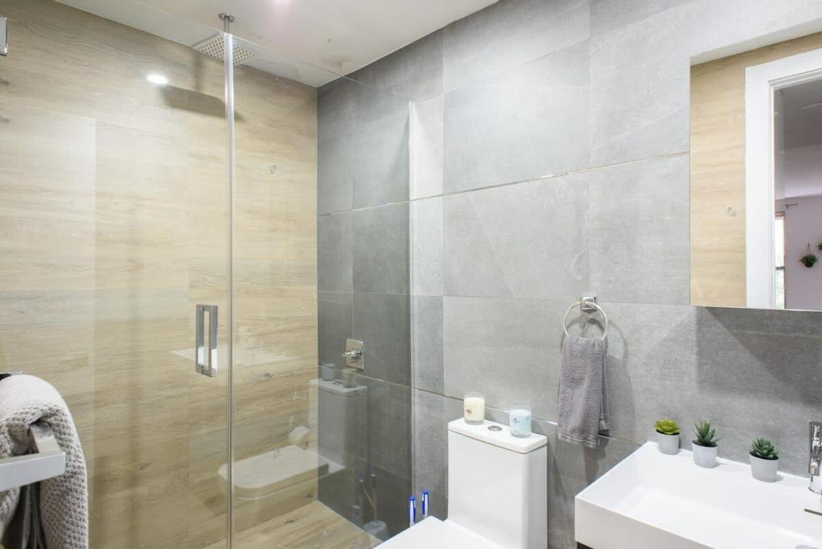1597-phs New 1br-2bath Ph Duplex Outdoor Deck Apartment *