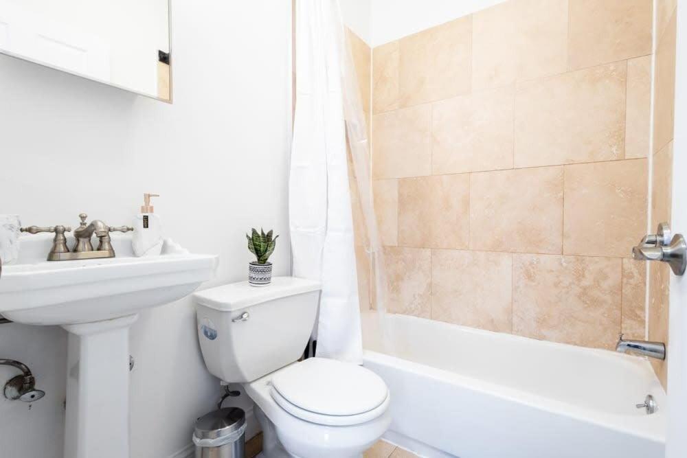 1435-2 3 Bedrooms 2 Bath Wd Ues Apartment *