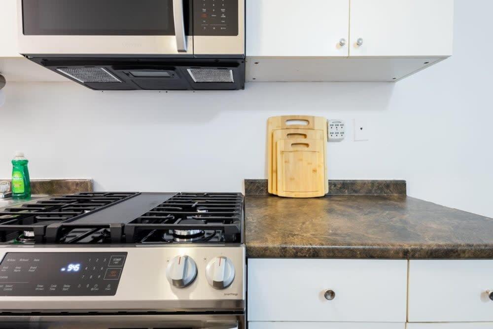 1435-2 3 Bedrooms 2 Bath Wd Ues Apartment *