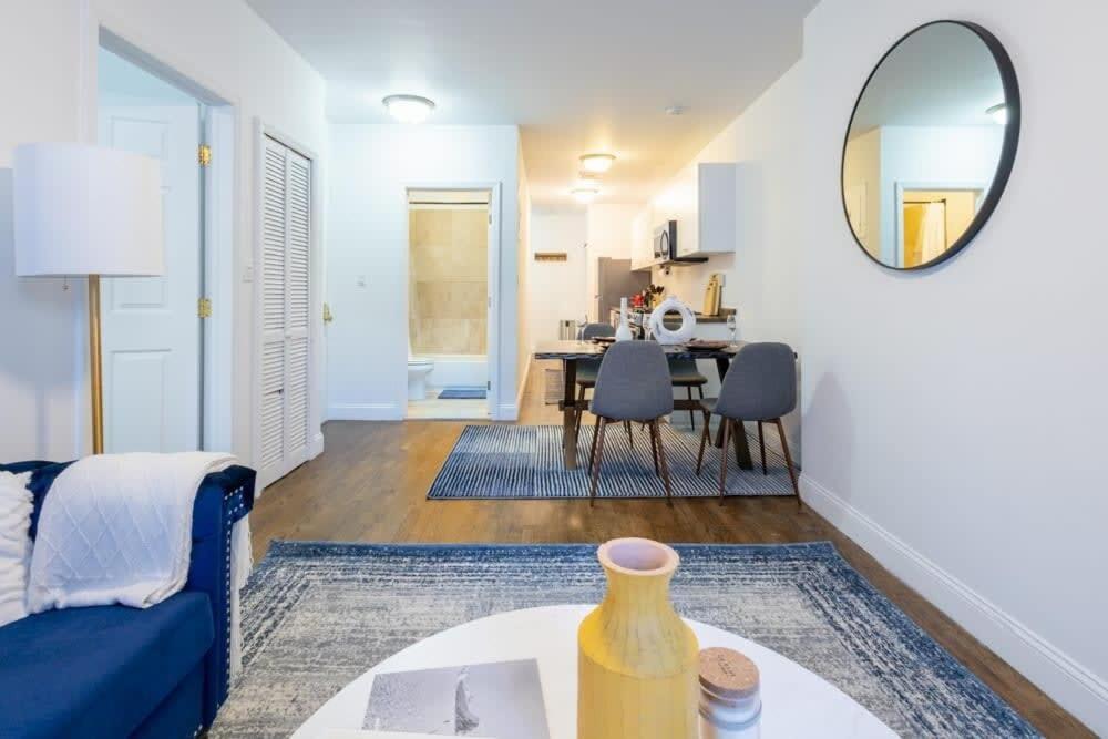 1435-2 3 Bedrooms 2 Bath Wd Ues Apartment *