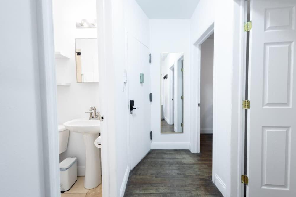 1435-2 3 Bedrooms 2 Bath Wd Ues Apartment *